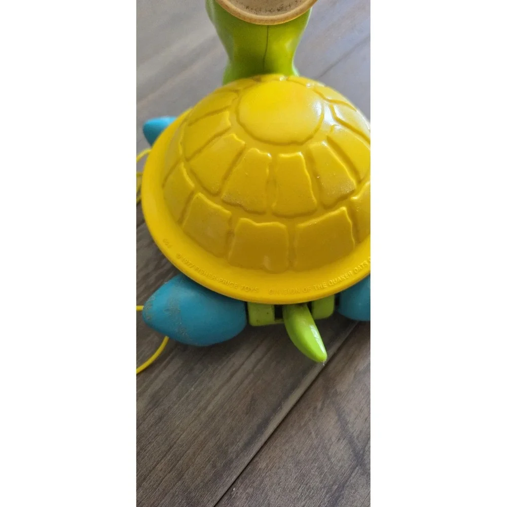 VINTAGE 1977 FISHER PRICE CUTE TAG ALONG TURTLE PULL TOY W/SAILOR HAT #644 USA